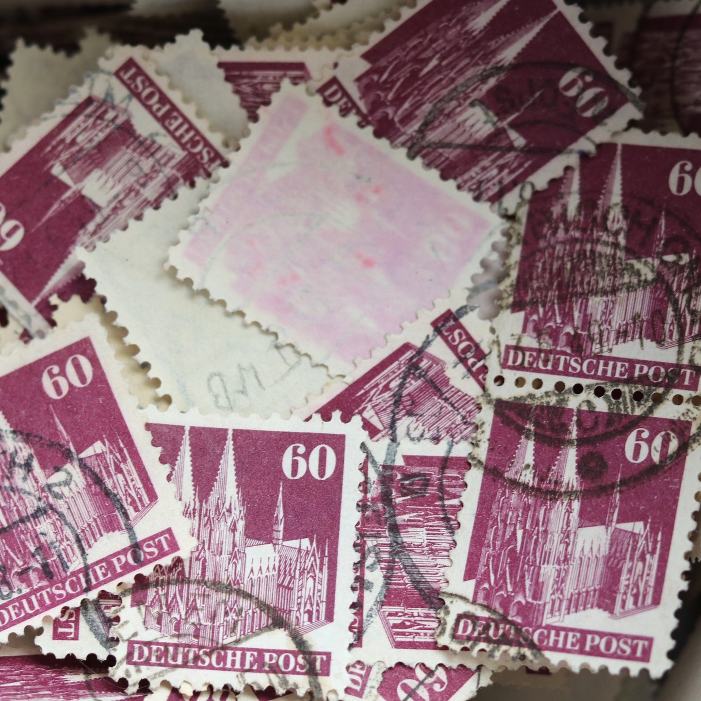 Kleine Ohrhänger mit farbigem Kölner Dom aus Briefmarken von 1949. Sterling Silber