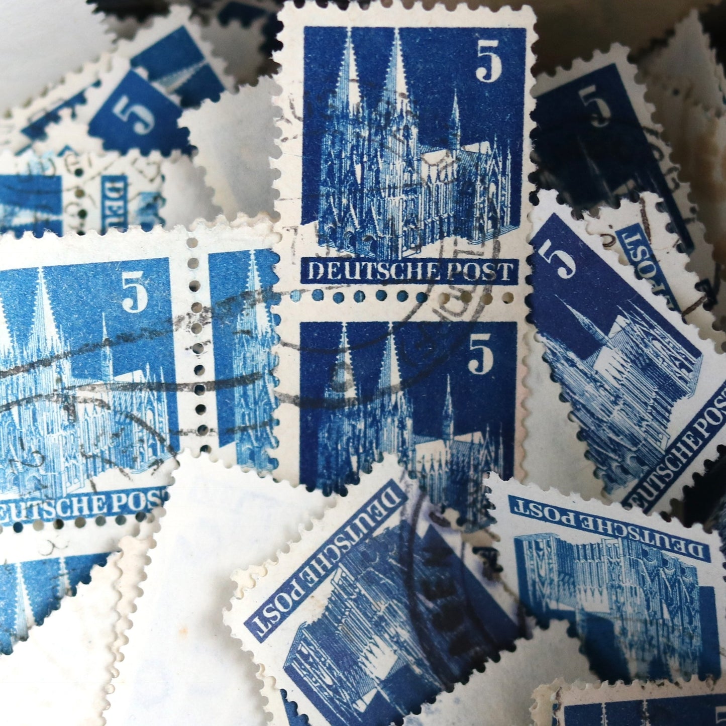 Manschettenknöpfe mit Kölner Dom Briefmarken in Blau im Typewriter Design