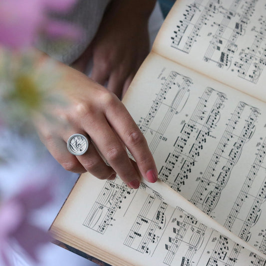 Ring mit Violinschlüssel aus historischem Notenblatt im Typewriter Design