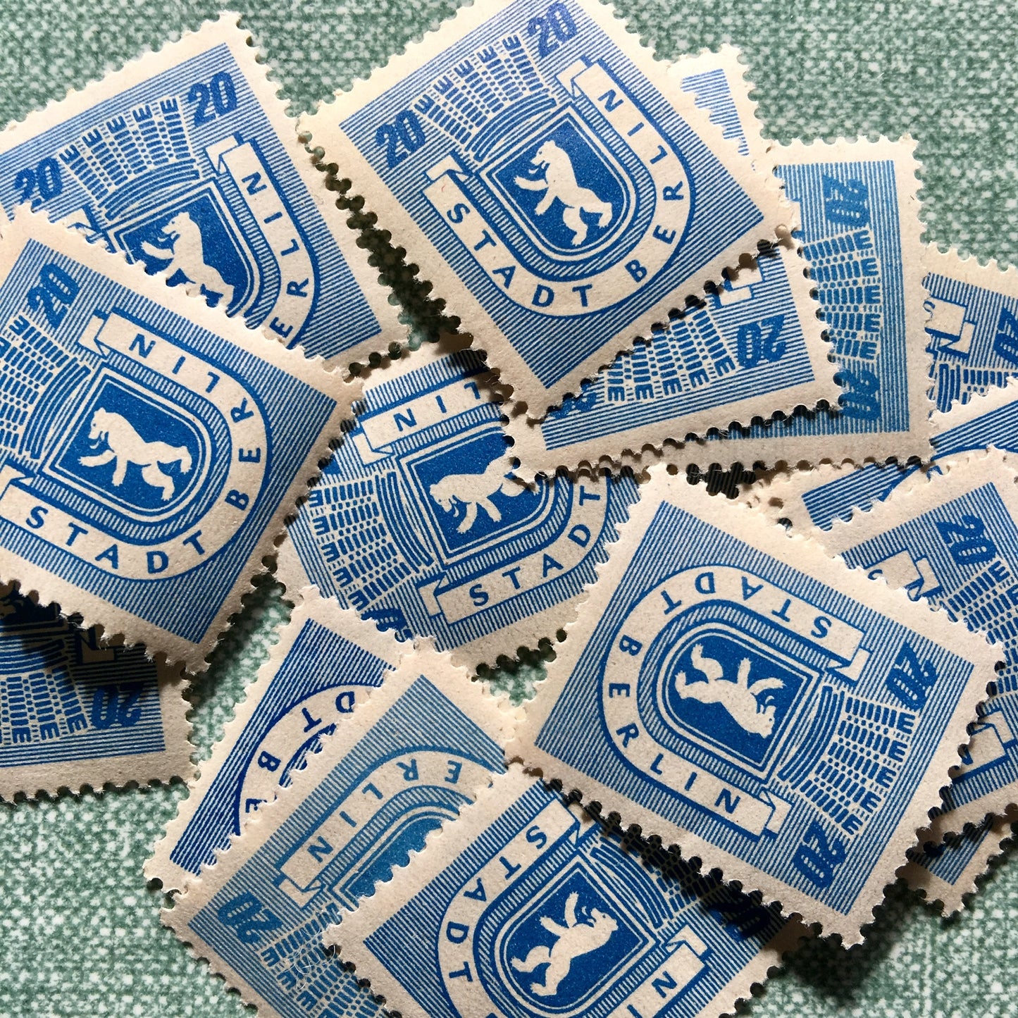Manschettenknöpfe mit Stadt Berlin Wappen mit Bär Briefmarken im Typewriter Design. Limitierte Auflage