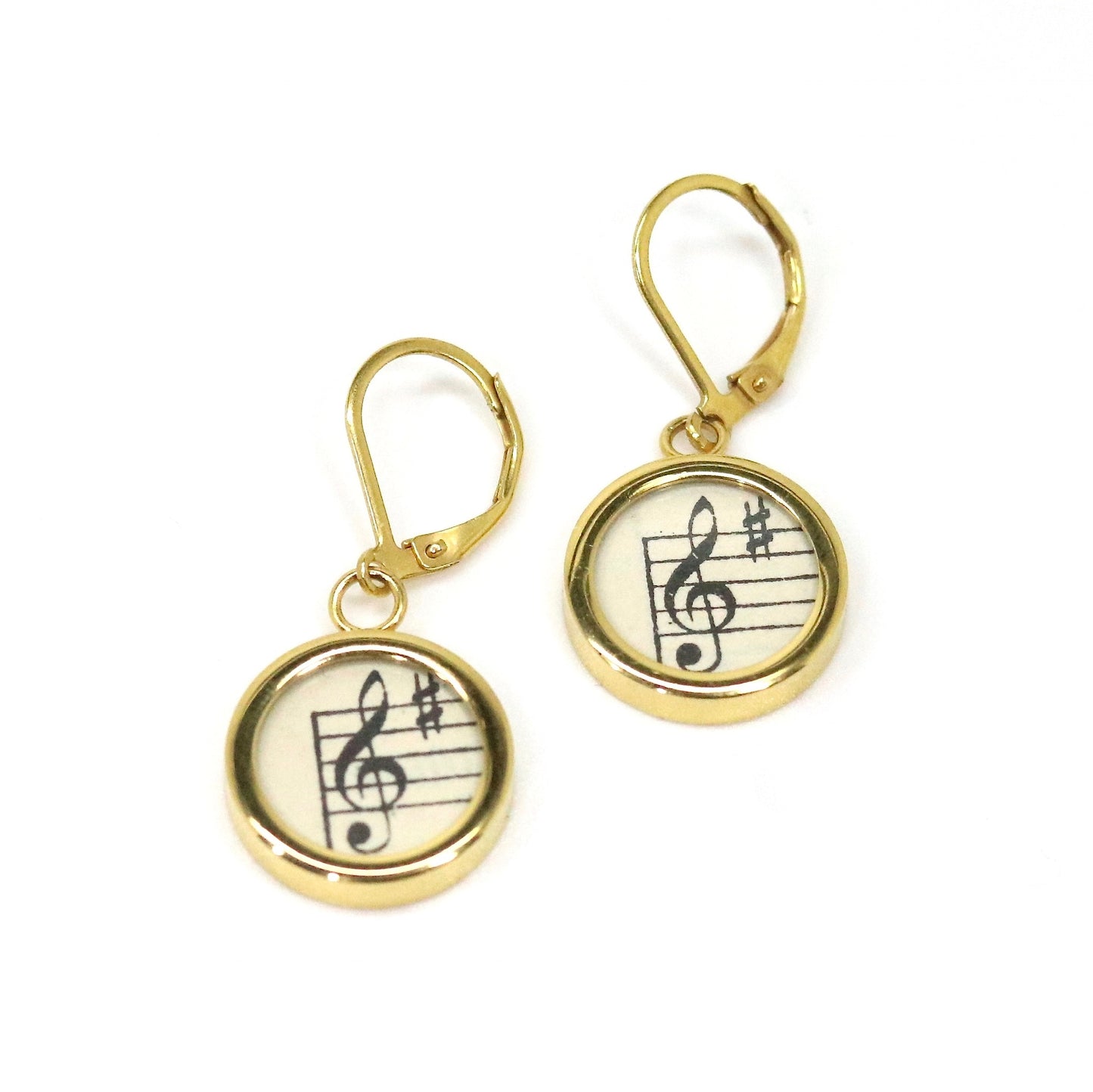 Ohrhänger mit Violinschlüsseln aus historischen Notenblättern im Typewriter Gold Design