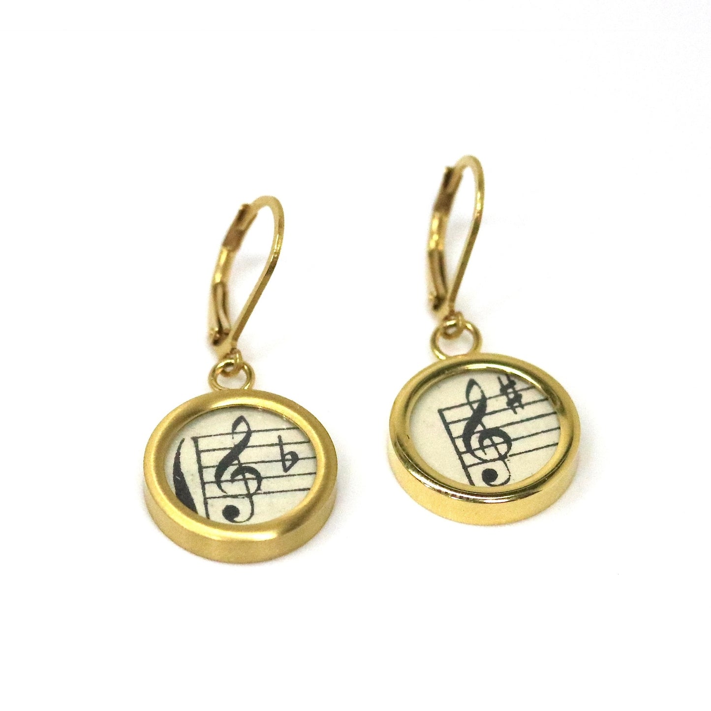 Ohrhänger mit Violinschlüsseln aus historischen Notenblättern im Typewriter Gold Design