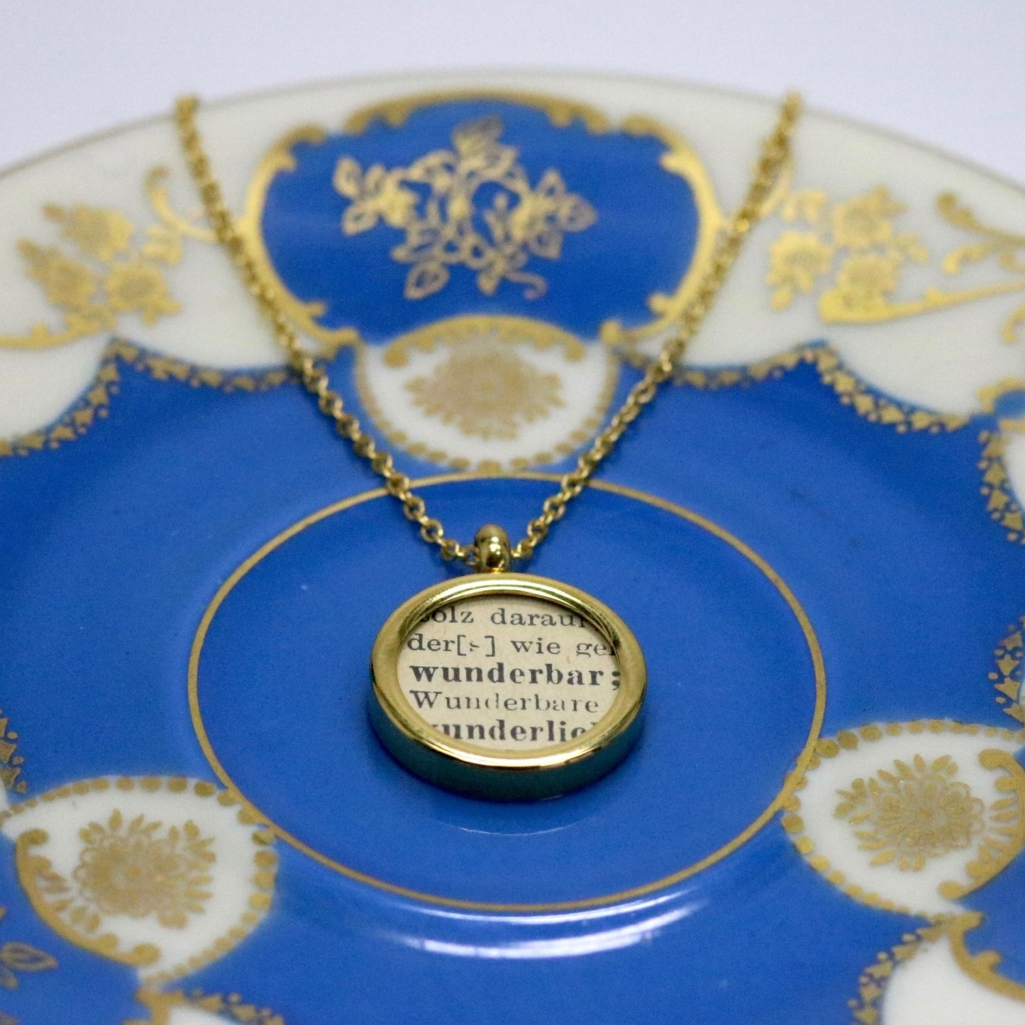 Personalisierte Medaillonkette mit deinem Wort aus historischem Papier im Typewriter Gold Design