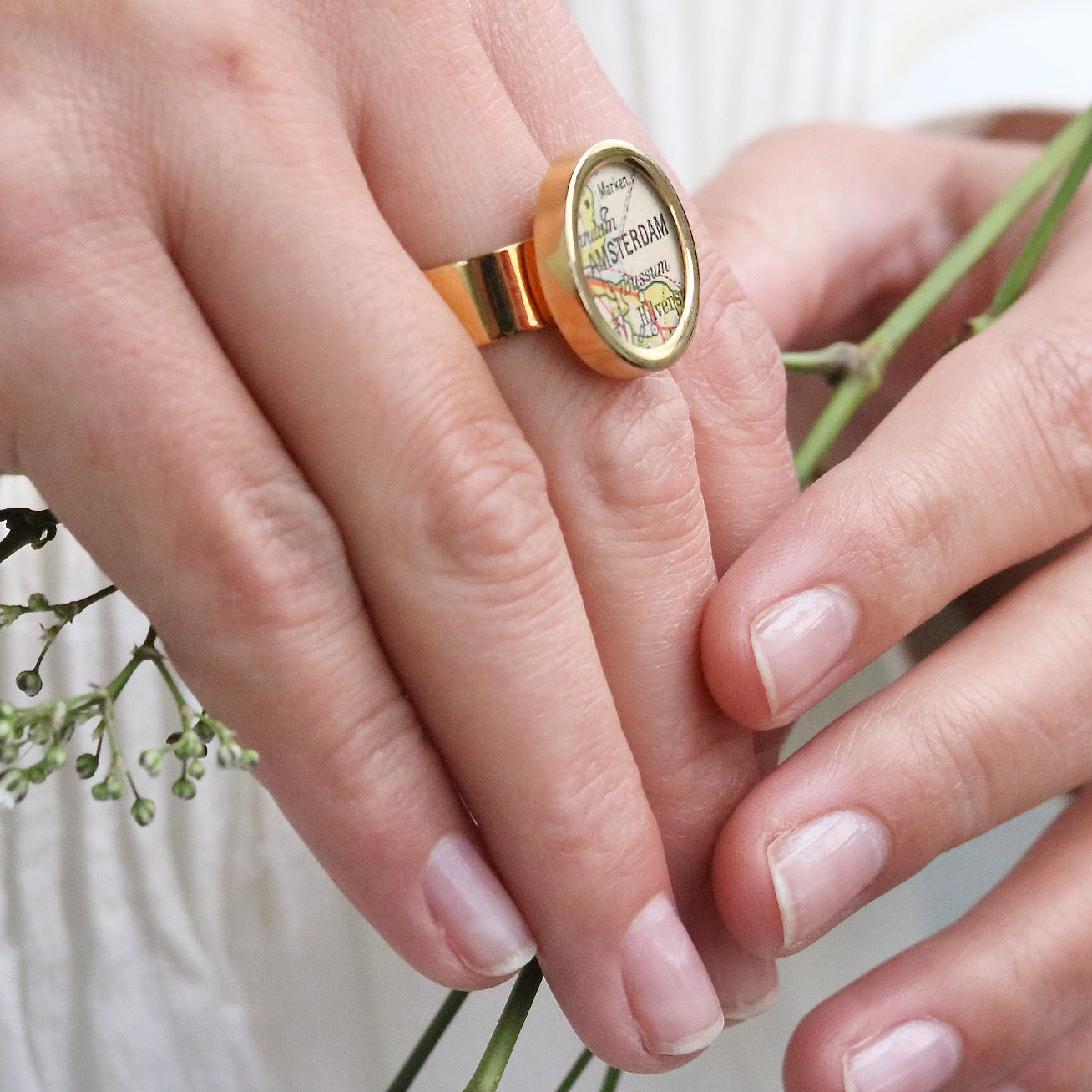 Ring mit deiner Lieblingsstadt aus original Landkarte im Typewriter Gold Design