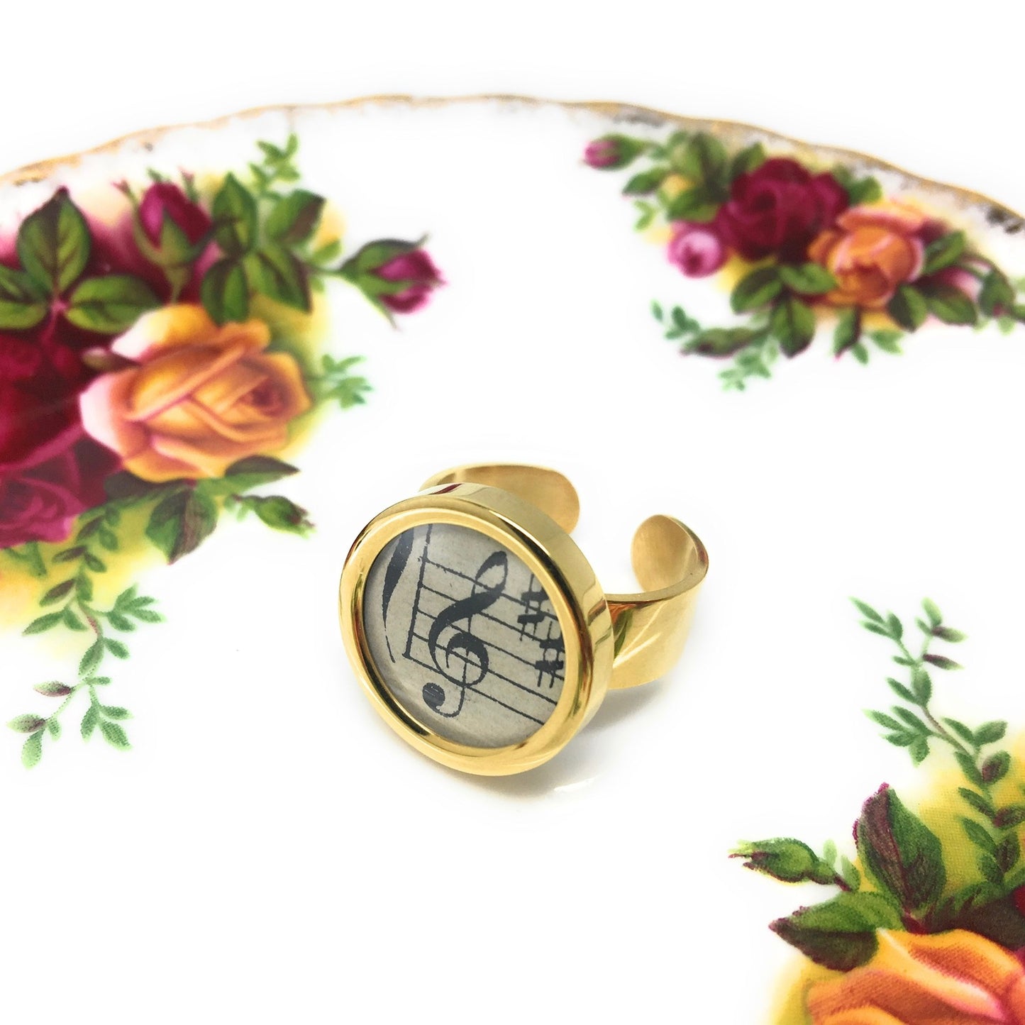 Ring mit Violinschlüssel aus historischem Notenblatt im Typewriter Gold Design