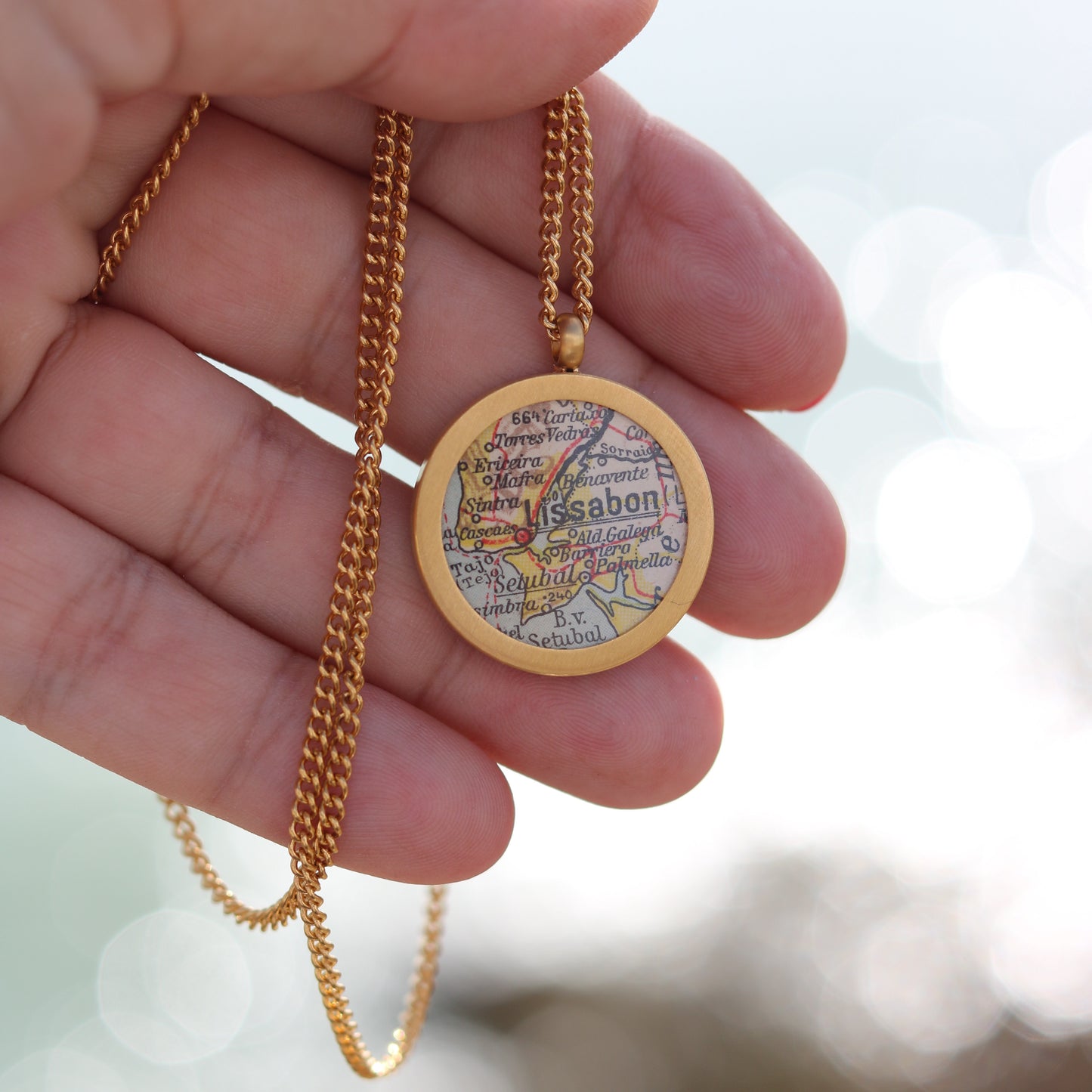 Große Medaillonkette mit deiner Lieblingstadt aus original Landkarte im Classic Gold Design