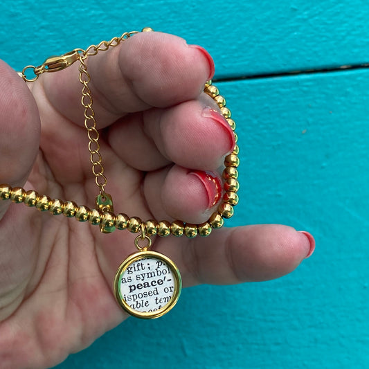 Armband mit deinem persönlichem Wort aus historischem Papier im Typewriter Gold Design