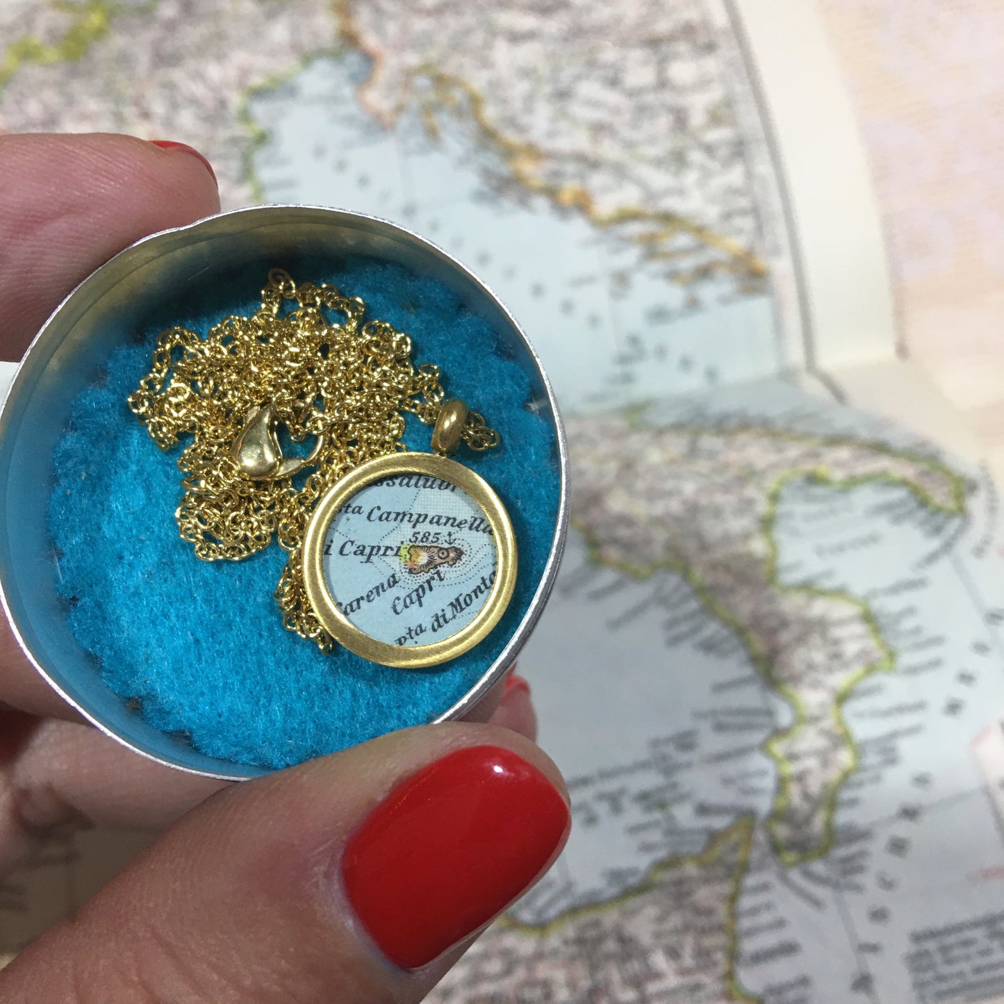 Medaillonkette mit deiner Lieblingsstadt aus original Landkarte im Typewriter Gold Design